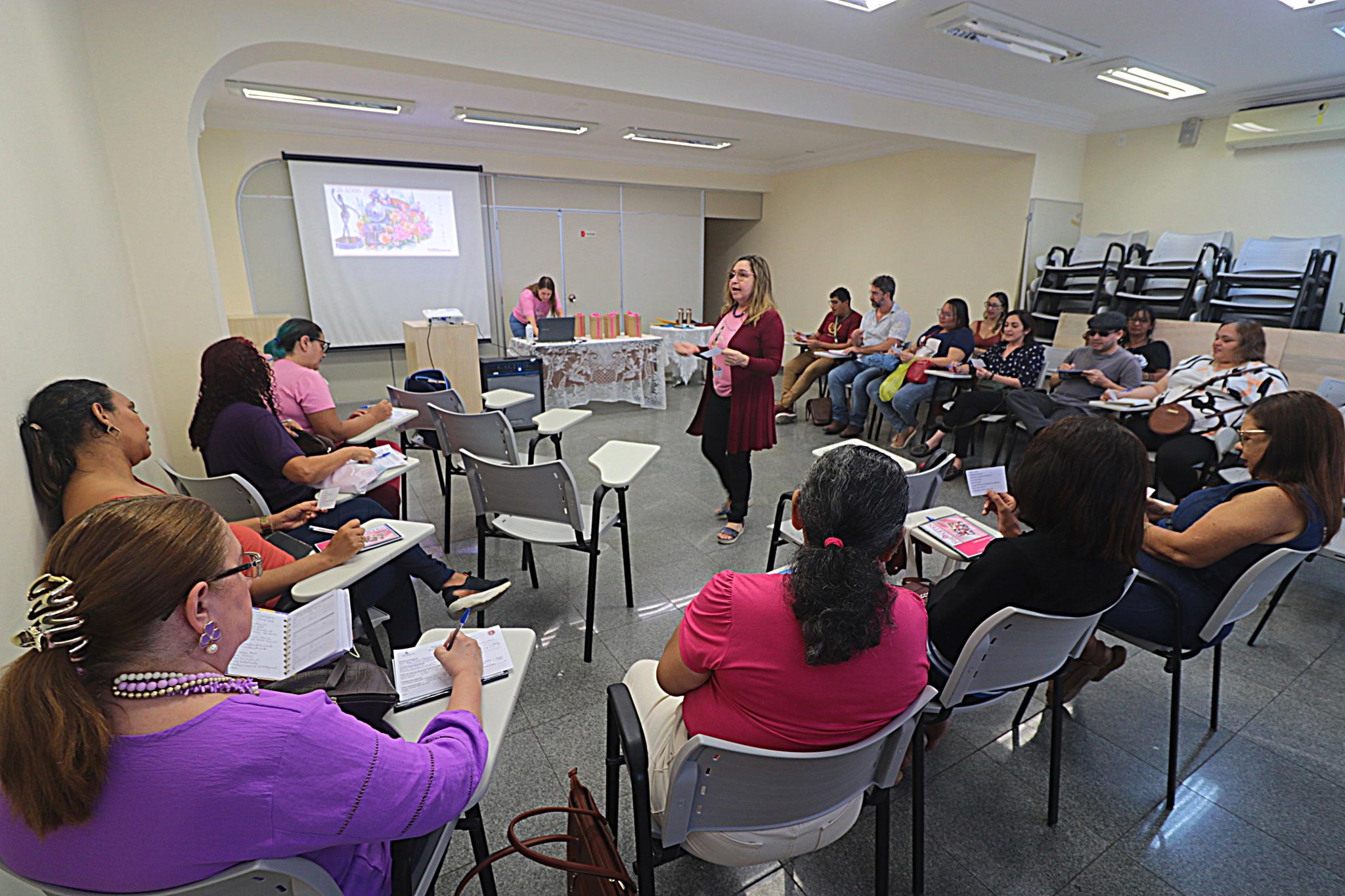 Educadores participam do Encontro Formativo de Artes da Secretaria Municipal de Educação