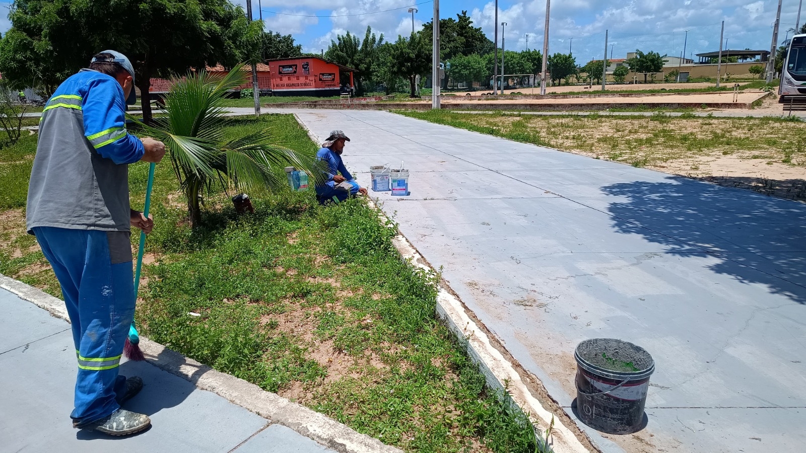Semsur intensifica manutenção de praças em Natal para garantir espaços limpos e organizados