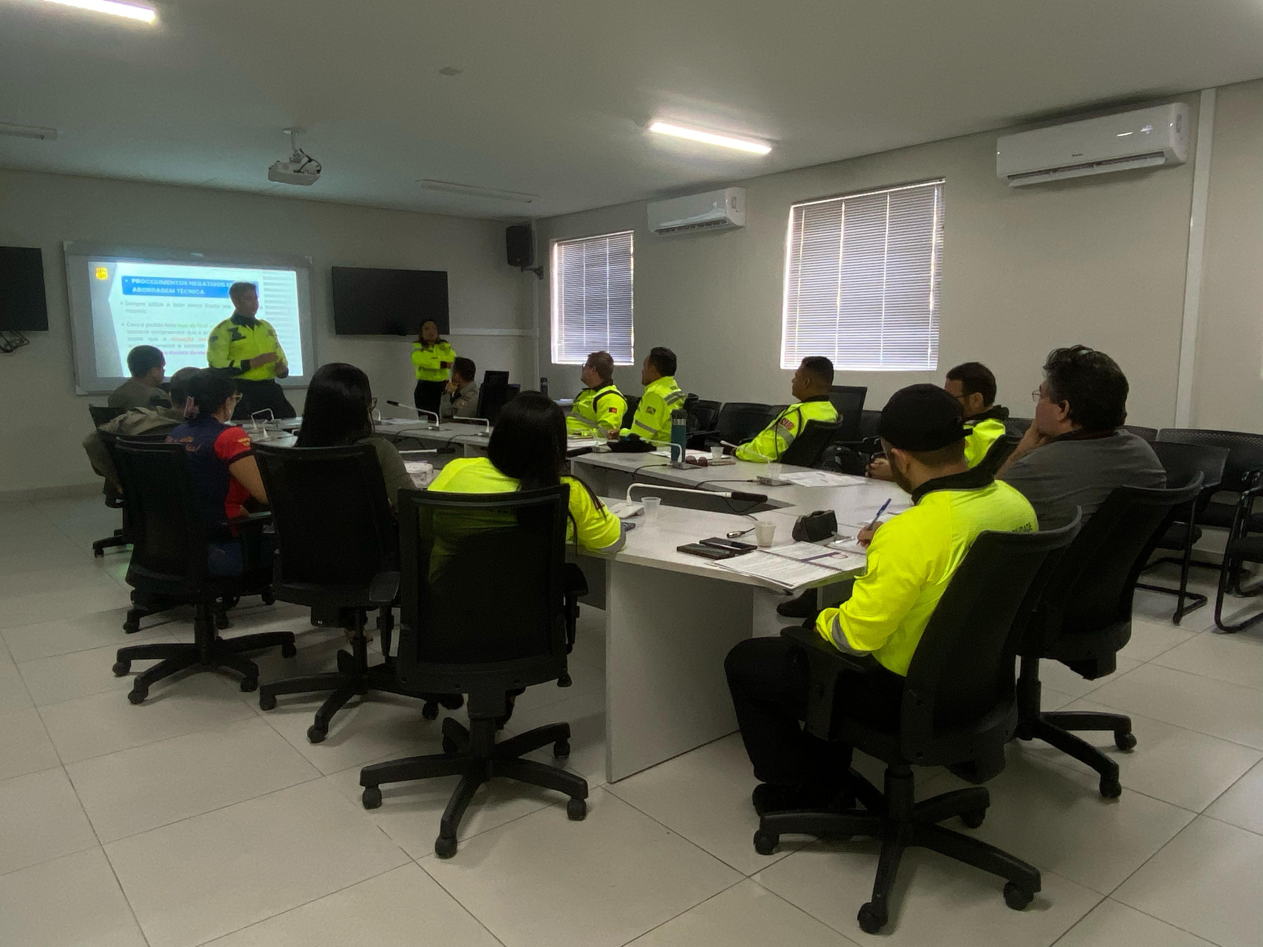 Autoridades de trânsito participam de curso para abordagem à tentativa de suicídio nas vias urbana