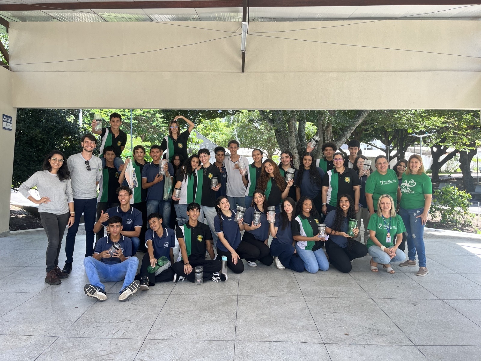 Estudantes participam de oficina para construção de armadilha para o mosquito da dengue