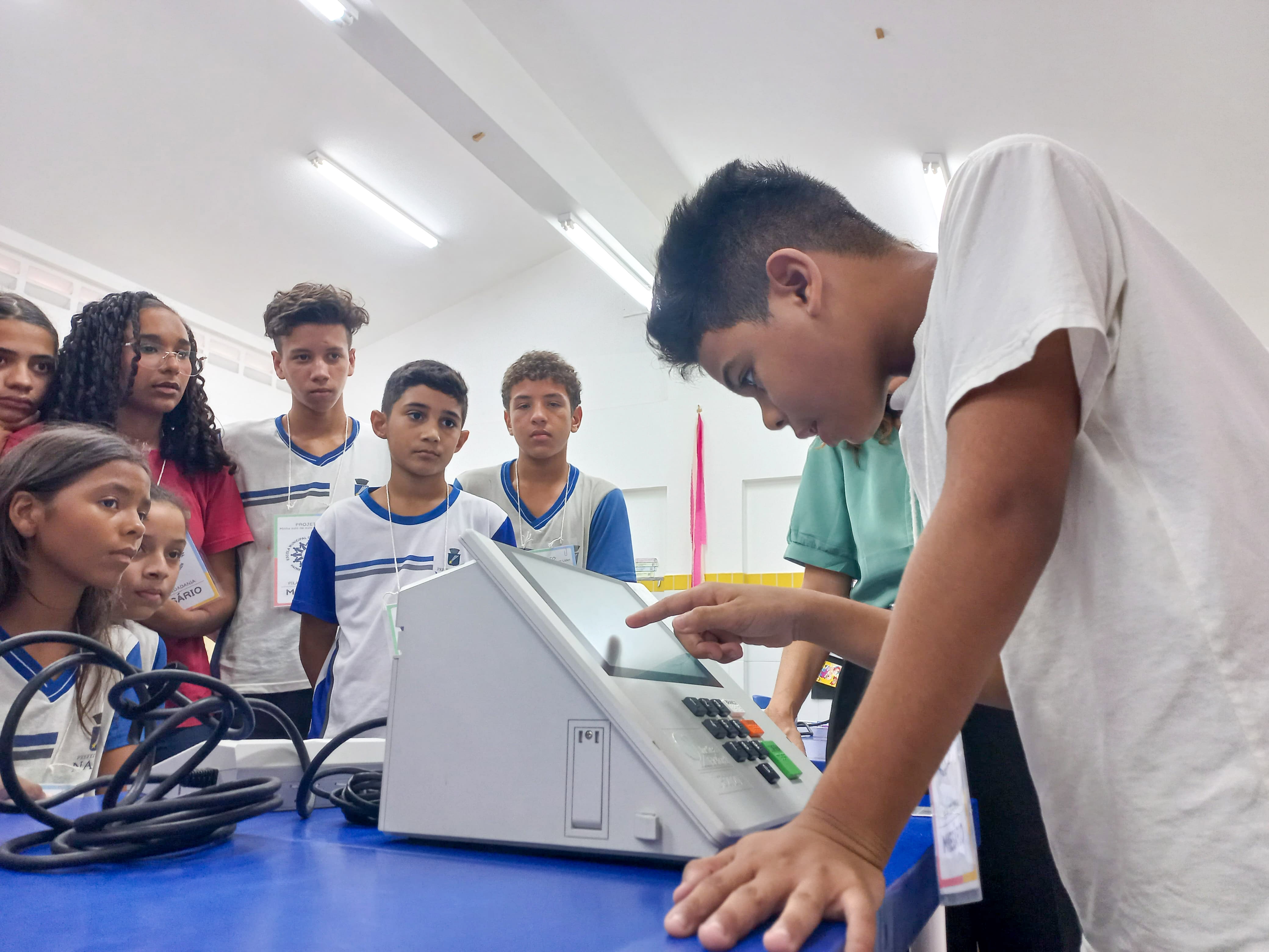 Estudantes elegem líderes de sala utilizando urnas eletrônicas do TRE-RN