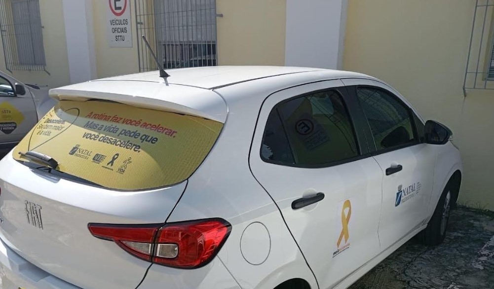 STTU adesiva frota de veículos com laço amarelo e mensagem em apoio à campanha Maio Amarelo 2025
