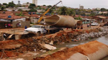Prefeitura desobstrui canal do Passo da P&aacute;tria