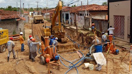 Obras de saneamento e drenagem v&atilde;o beneficiar cerca de 100 mil pessoas