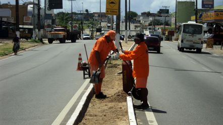 Urbana intensifica limpeza na Estrada da Redinha