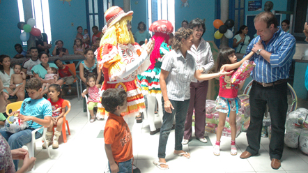 Prefeitura entrega brinquedos a crian&ccedil;as do Varela Santiago
