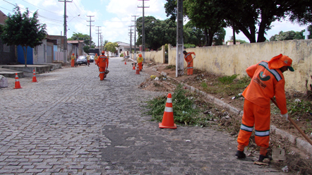 Urbana intensifica limpeza nas ruas de acesso aos cemit&eacute;rios