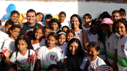 Cantor Ricardo Chaves visita N&uacute;cleo de A&ccedil;&atilde;o Social do Peti