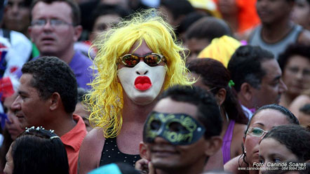 A irrever&ecirc;ncia travestida de Kenga