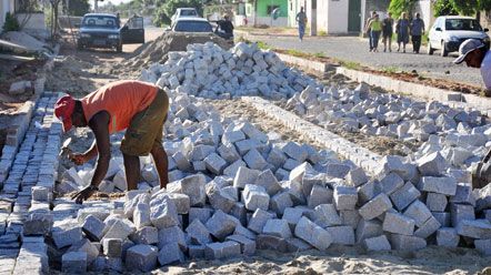 Obras de pavimenta&ccedil;&atilde;o e drenagem combatem alagamentos 