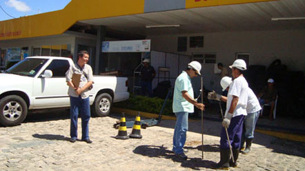 Postos de combust&iacute;veis s&atilde;o vistoriados pela Semurb