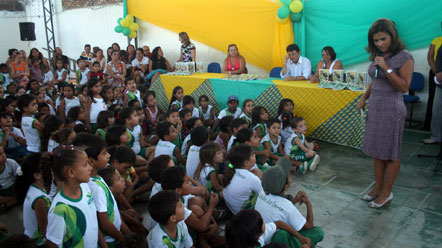 Prefeitura entrega agenda escolar para professores e alunos