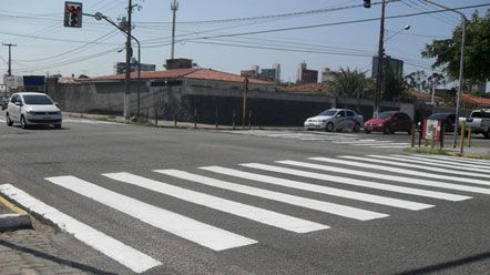 Prefeitura refor&ccedil;a pintura nas faixas de pedestres de Natal