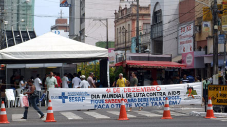 Dia Mundial de Luta contra a AIDS &eacute; marcado pelo La&ccedil;o Vermelho