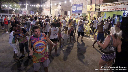 Desfile de bloco marca o primeiro dia de folia no circuito Centro Hist&oacute;rico