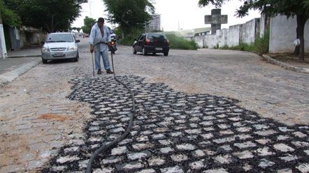 Prefeitura recupera vias pavimentadas a paralelep&iacute;pedo