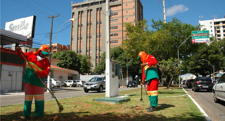 Semsur realiza limpeza de canteiros na cidade
