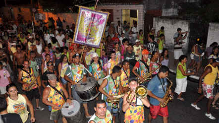 Pr&eacute;via carnavalesca  na Redinha re&uacute;ne milhares de foli&otilde;es