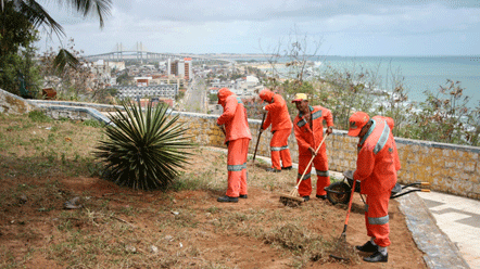 Urbana realiza opera&ccedil;&atilde;o de limpeza em diversos pontos da cidade
