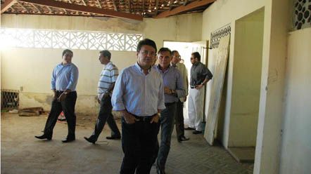 Prefeito em exerc&iacute;cio visita obras de futuro CMEI nas Quintas